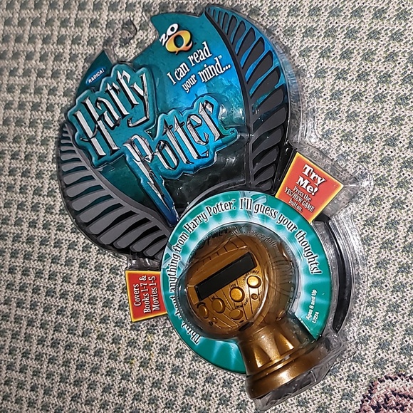 Harry Potter 20Q Game Hand Held Snitch Ball Wizard World ages 8+ - Picture 2 of 4